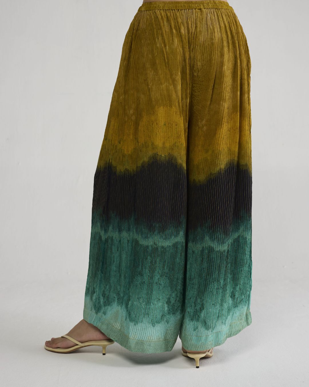 URI PINTUCKS FLARED PANTS
