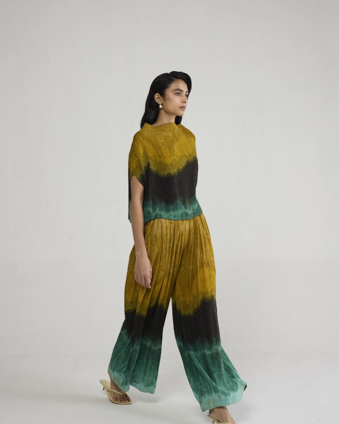 URI PINTUCKS FLARED PANTS