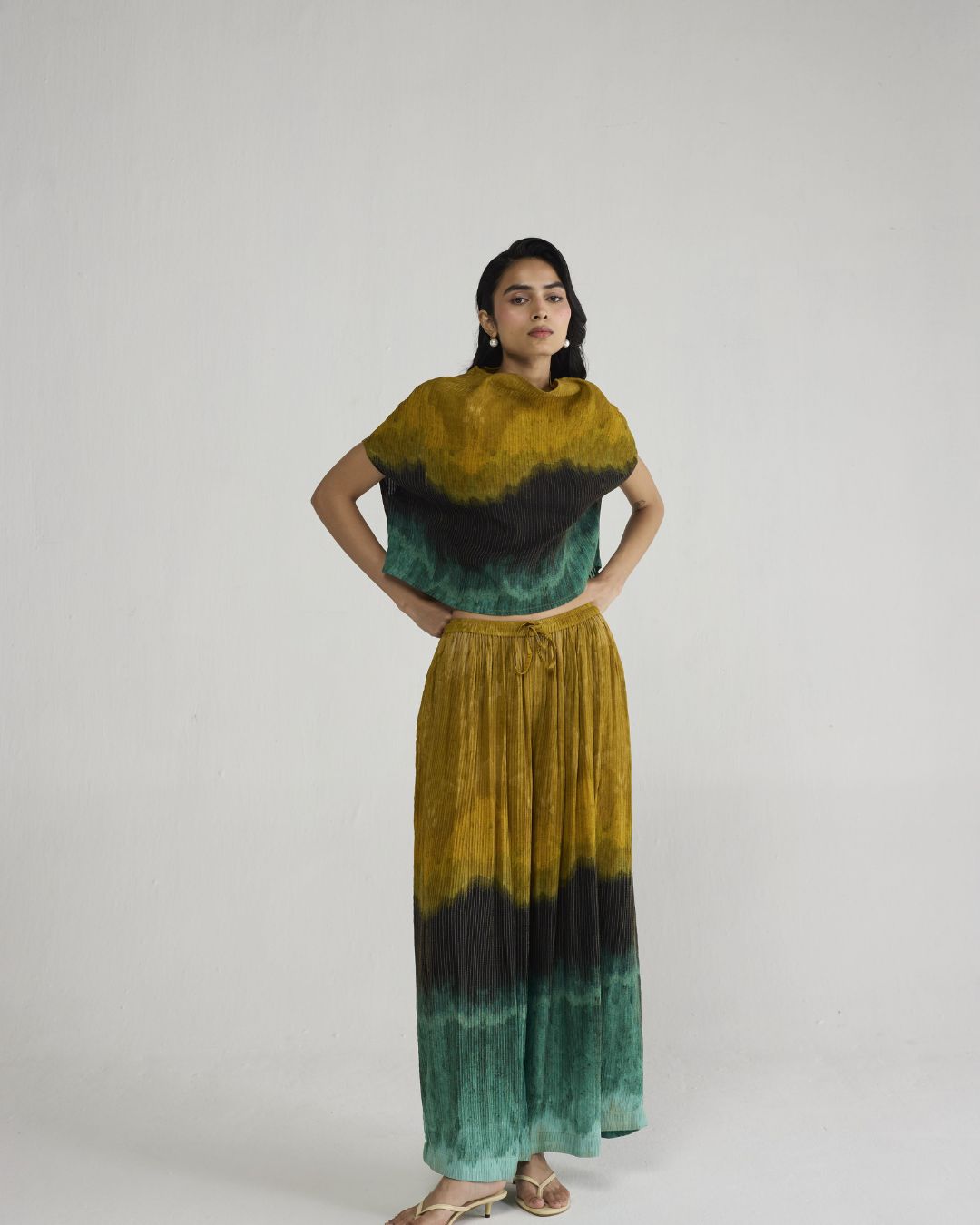 URI PINTUCKS FLARED PANTS