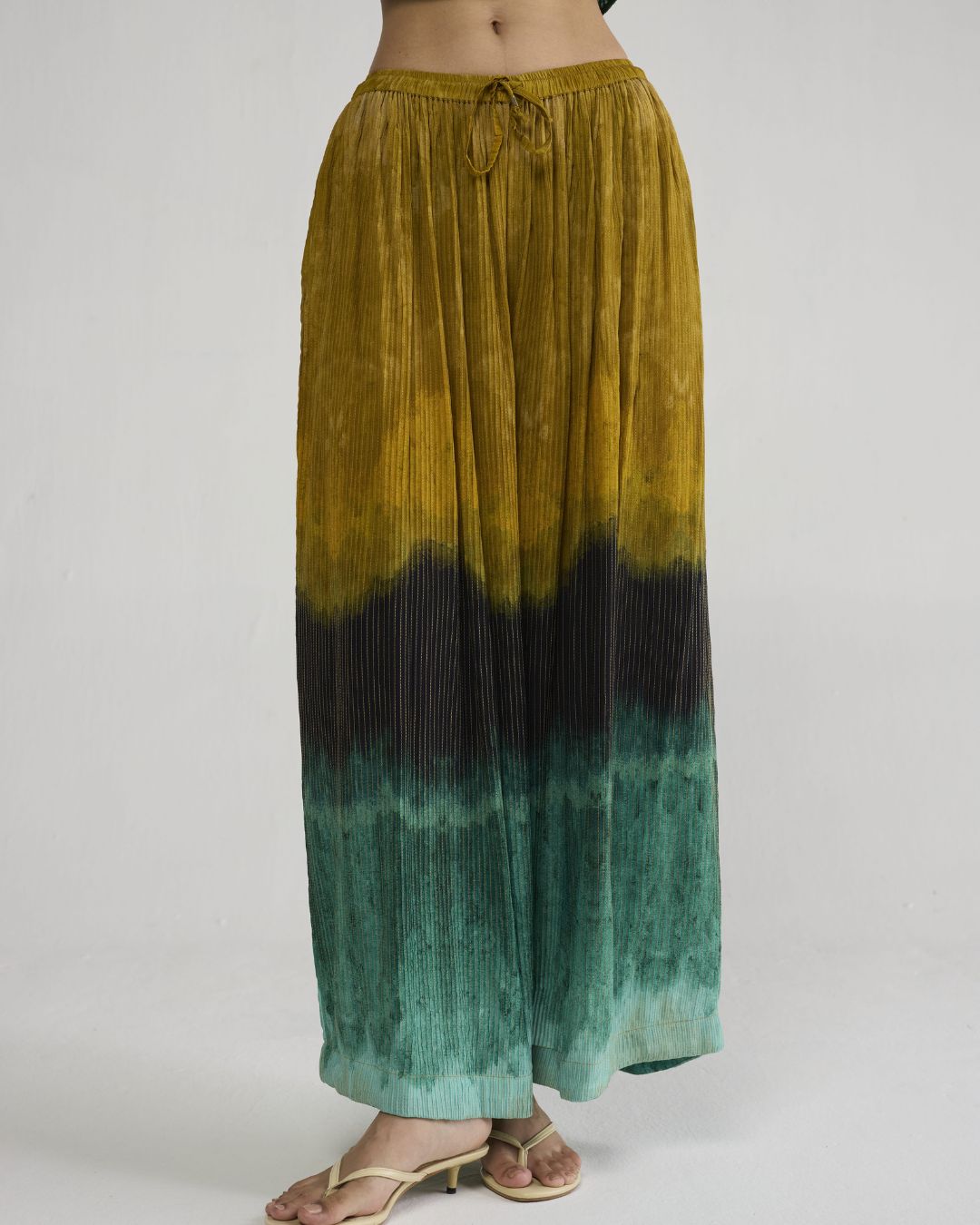 URI PINTUCKS FLARED PANTS