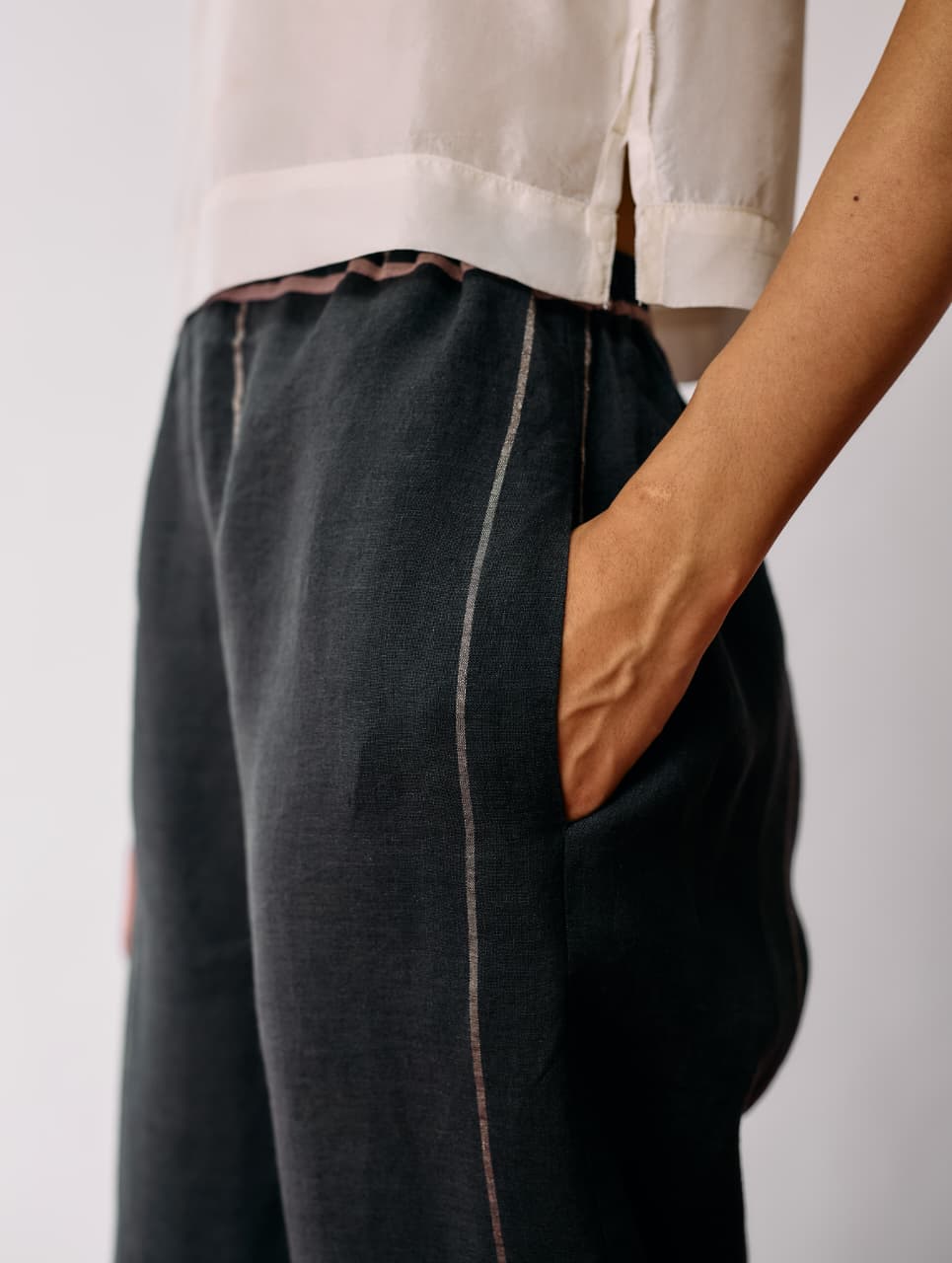 NILA TAPERED METALLIC LINEN PANTS - CHARCOAL