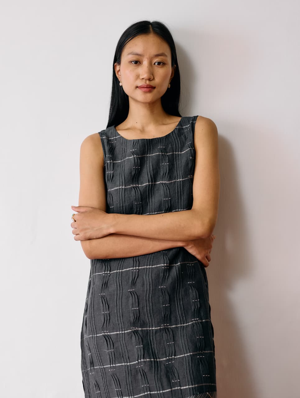 DANA PINTUCK &amp; PLEAT SLEEVELESS DRESS - CHARCOAL