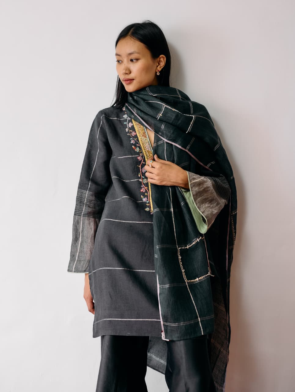 NAAR HAND-EMBROIDERED METALLIC KURTA SET - CHARCOAL