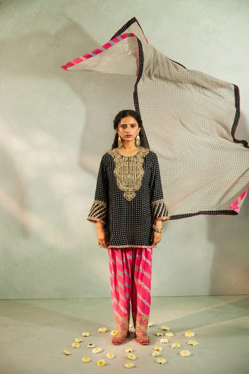 KAALI RANGILI EMBROIDERED KURTA SET