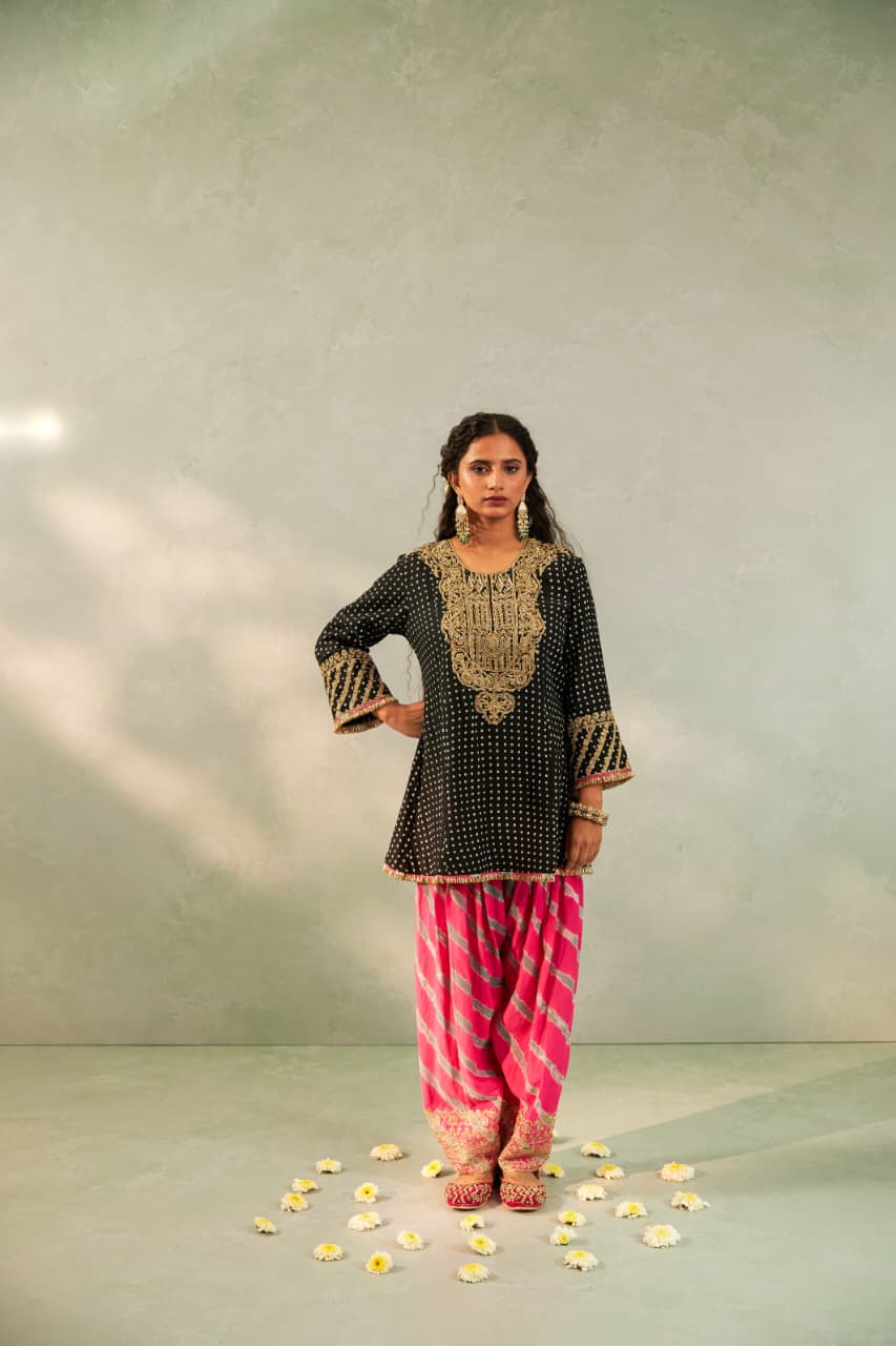 KAALI RANGILI EMBROIDERED KURTA SET