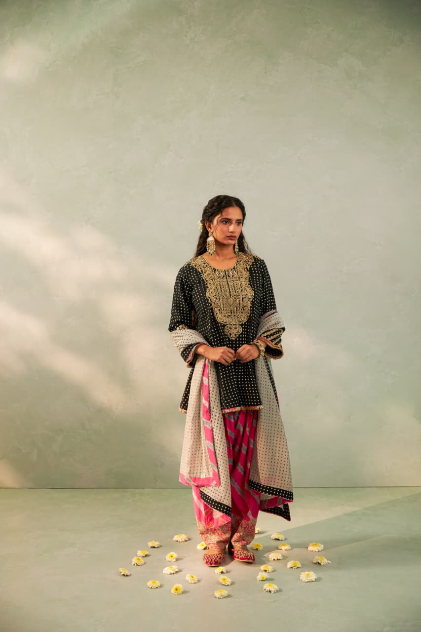 KAALI RANGILI EMBROIDERED KURTA SET